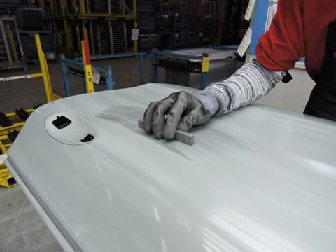 Detailaufnahme eines Bauteils mit sichtbaren Fertigungsfehlern