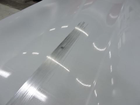 Detailaufnahme eines fehlerhaften Bauteils mit Markierung der Fehlerstelle